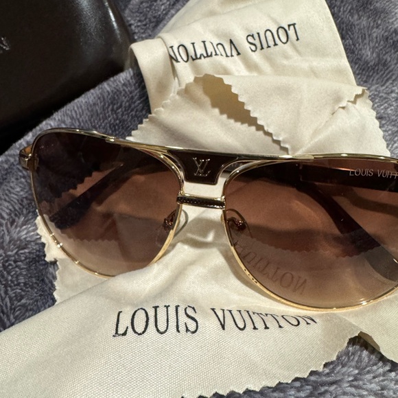 Gorgeous Louis Vuitton sunglasses brown with box! Pristine conditions - Picture 1 of 8